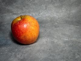 großer roter Apfel auf schwarzem Hintergrund. Gala-Apfel. große reife leckere früchte auf dem tisch foto