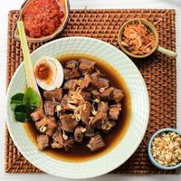 Rohon. traditionelle indonesische schwarze rindfleischsuppe kulinarisch foto