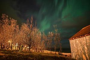 die schöne aurora borealis über dem nachthimmel in island. foto