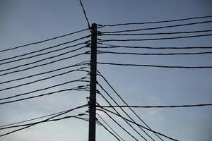 elektrische drähte an der stange. viele drähte gegen den himmel. foto