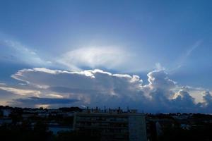 Sturmwolken bauen sich auf, um Regen abzulassen foto