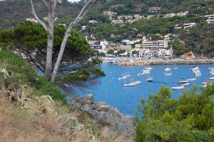 llansa kleiner strand in der nähe von calella de palafrugell an der katalanischen costa brava. foto