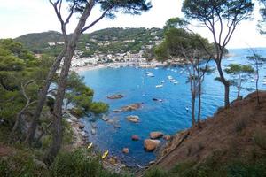 llansa kleiner strand in der nähe von calella de palafrugell an der katalanischen costa brava. foto