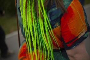grüne Haare. Kunsthaar ist grün. helle Dreadlocks. foto
