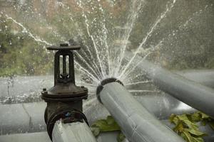 Rohrleitungsunfall. kochendes Wasser strömt aus Rohr. Notfall im Heizraum. foto