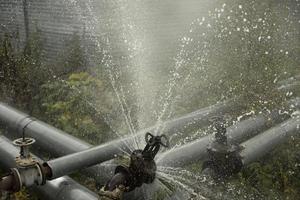 Rohrleitungsunfall. kochendes Wasser strömt aus Rohr. Notfall im Heizraum. foto