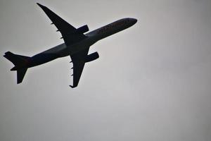 manchester in großbritannien im oktober 2022. ein flugzeug, das vom flughafen manchester abhebt foto