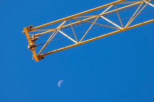 Mond tagsüber mit blauem Himmel foto