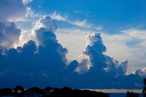 Sturmwolken bauen sich auf, um Regen abzulassen foto