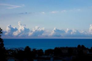 Sturmwolken bauen sich auf, um Regen abzulassen foto