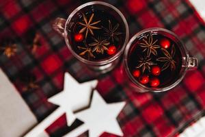 leckerer Glühwein mit Gewürzen foto