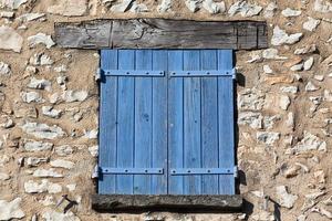 Hausfassade mit blauen Fensterläden in Frankreich foto