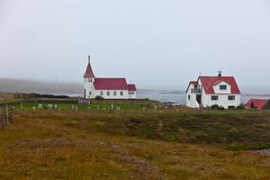 typische ländliche isländische Kirche und Haus foto