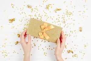 goldene geschenkbox mit konfetti foto