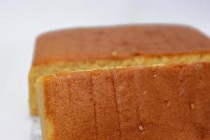 Gesunder hausgemachter Butterkuchen auf weißem Hintergrund foto