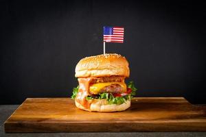 hawaiianischer Schweinefleisch-Burger - Schweinefleisch mit Käse und gegrillter Ananas-Burger foto