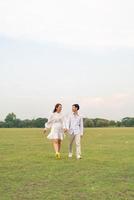 glückliches junges asiatisches paar in braut- und bräutigamkleidung foto