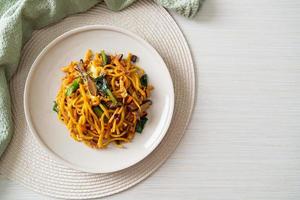 gebratene Yakisoba-Nudeln mit Gemüse nach veganer Art foto