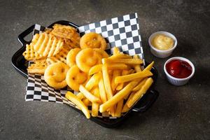 Pommes mischen - Pommes Frites mit Rösti und Waffelpommes foto