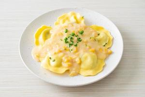 Ravioli-Nudeln mit Mais-Käse-Sauce foto