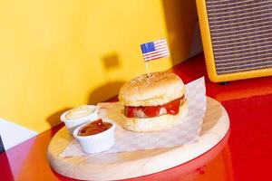 Klassischer Schweinefleischburger mit Ketchup foto