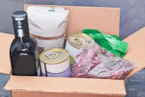 Lebensmittel zur Spende. verschiedene Lebensmittel, Nudeln, Speiseöl und Konserven im Karton. Wohltätigkeits-Lebensmittelbank foto
