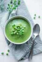 frische Gemüsesuppe aus grünen Erbsen foto