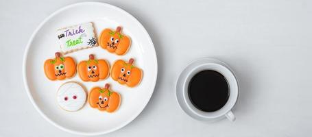 heiße Kaffeetasse mit lustigen Halloween-Plätzchen. Happy Halloween Day, Trick or Threat, Hallo Oktober, Herbst Herbst, Traditions-, Party- und Urlaubskonzept foto