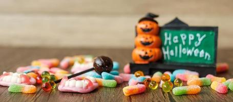 fröhlicher halloween-tag mit geisterbonbons foto