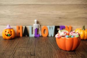 fröhlicher halloween-tag mit geisterbonbons foto