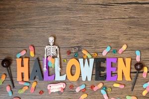 fröhlicher halloween-tag mit geisterbonbons, kürbis, schüssel und dekorativ. trick oder bedrohung, hallo oktober, herbst, festliches, party- und feiertagskonzept foto