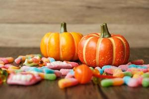 fröhlicher halloween-tag mit geisterbonbons foto