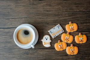 Kaffeetasse und lustige Halloween-Kekse. glücklicher halloween-tag, trick oder bedrohung, hallo oktober, herbstherbst, traditionelles, party- und feiertagskonzept foto
