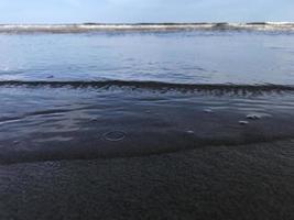 Dies ist ein Strandfoto, das unscharf oder auch verschwommen ist und sich als Hintergrund eignet foto