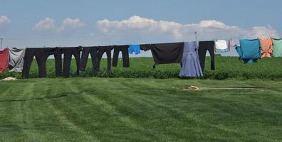 Mennonitische Wäsche, die zum Trocknen auf einer Leine hängt foto