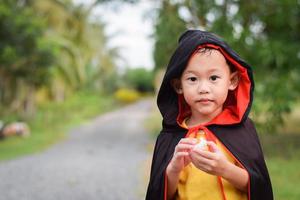 glückliches Kind in Halloween-Kostümen. Halloween-Urlaubskonzept foto