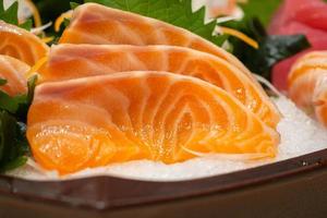 rohe Lachs-Sashimi-Scheibe auf Eis japanisches Essen foto