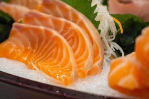 rohe Lachs-Sashimi-Scheibe auf Eis japanisches Essen foto