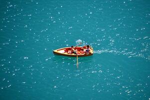 Boot auf dem blauen Wasser foto