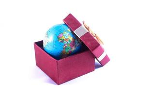eine Weltkugel in einer Geschenkbox foto