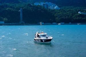 jalta, krim-11. juni 2021 seelandschaft mit blick auf ein boot mit fischern im hintergrund der küste foto