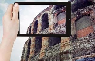 tourist, der foto der römischen arena in verona macht