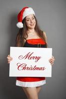 frohe weihnachten frau in weihnachtskostüm und weihnachtsmütze gekleidet foto