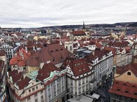Tschechien, Prag. Blick vom Turm über die Dächer der Stadt. foto