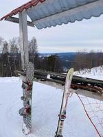 mount zavyalikha, russland, 13. februar 2021. das foto zeigt einen blick vom berg, im vordergrund ein snowboard, skifahren.