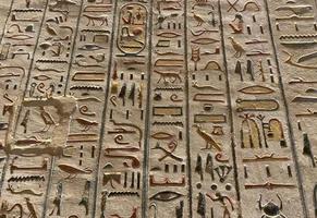 Ägypten, alte Hieroglyphen. das foto zeigt altägyptische hieroglyphen, zeichnungen an den wänden.