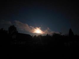 Nachtvollmond im Dorf foto