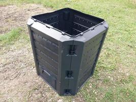 Kunststoffbehälter zur Herstellung und Lagerung von Kompost im Garten foto