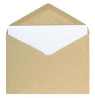Öffnen Sie den Umschlag, der auf weißem Hintergrund mit Beschneidungspfad lokalisiert wird