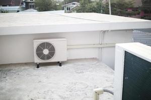 Klimakompressor-Außeneinheit, die außerhalb des Gebäudes installiert ist foto